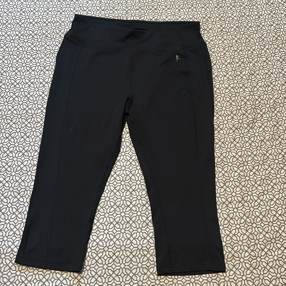 Danskin Now capri black fitted workout pants, women’s 8-10